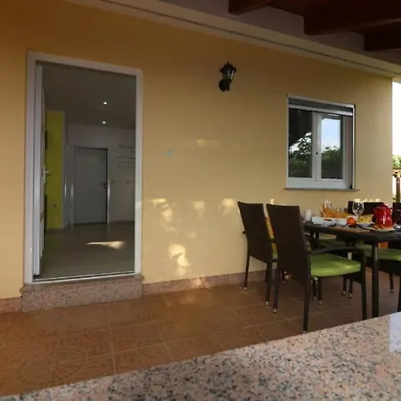 בית נופש Mit Pool Und Garten In פורץ