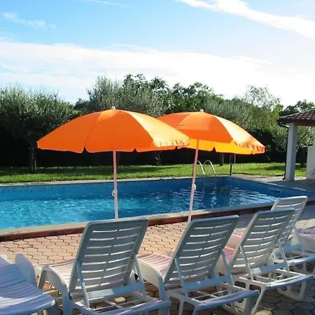 Mit Pool Und Garten In *