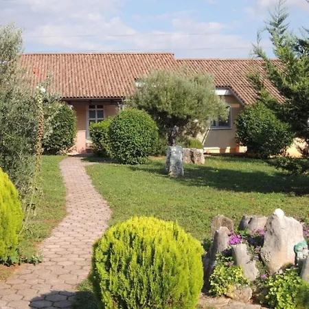 Mit Pool Und Garten In Vikendica Porec