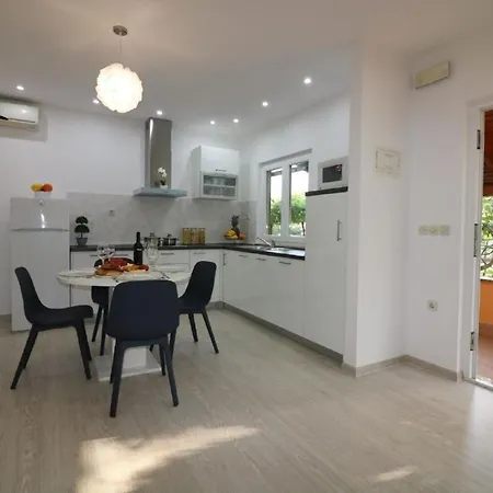 Tatil Evi Mit Pool Und Garten In Poreč