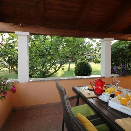 Tatil Evi Mit Pool Und Garten In